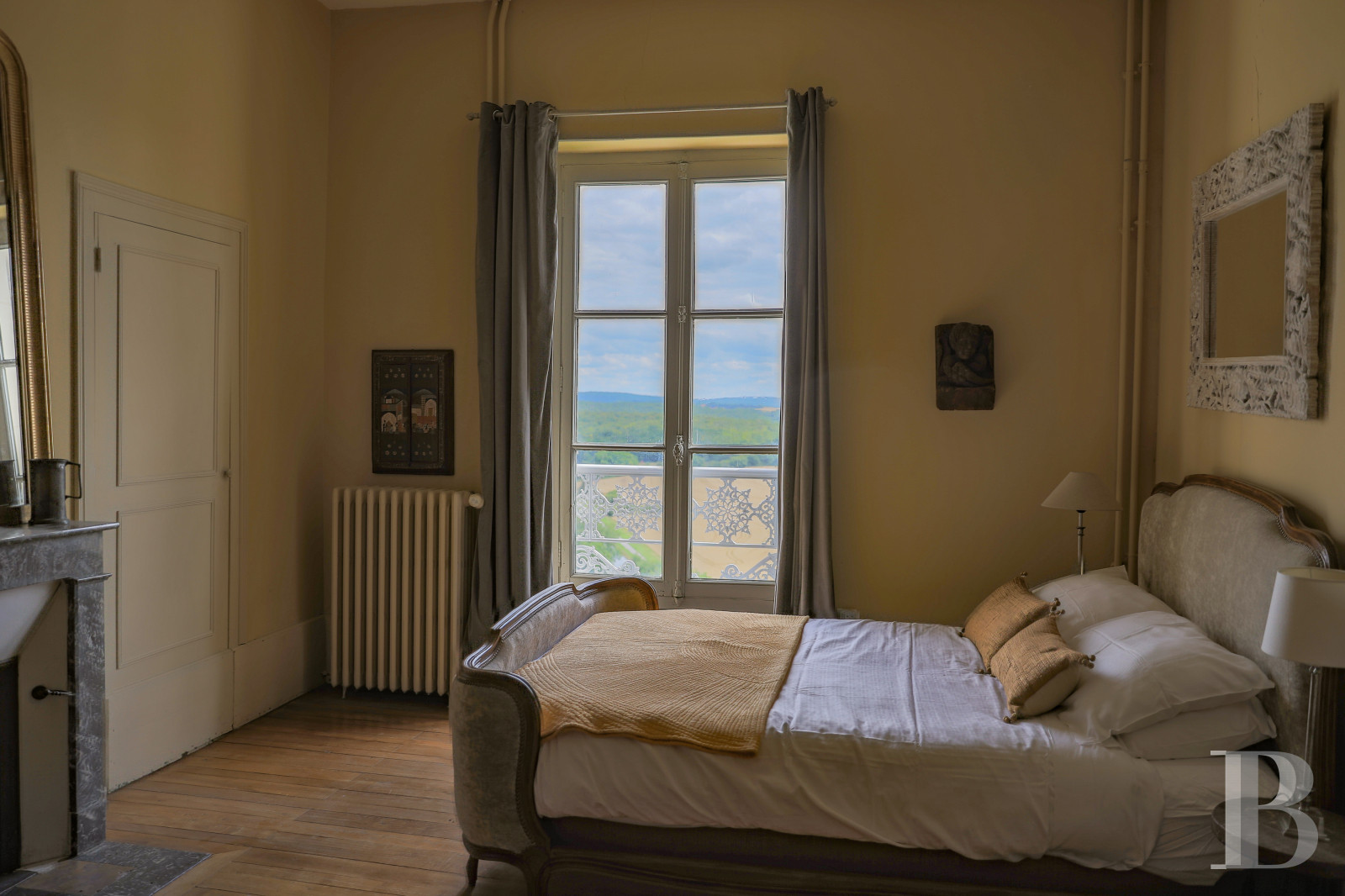 En Bourgogne, non loin de Vézelay, un château en bord de falaise surplombant l’Yonne - photo  n°19